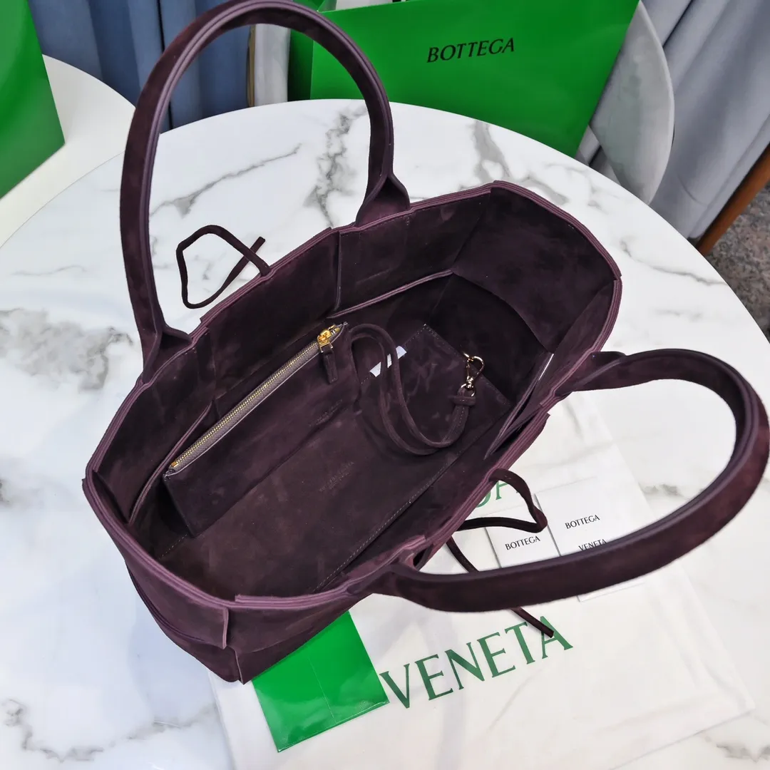 Batch 1960 BottegaVeneta# 🧷Early autumn SLIP tote handbag, the oversized woven design really makes it a huge gap from ordinary tote bags 🔗🔗The interior is matched with leather ⛓Daniel Lee leads the brand's DNA to continue to evolve with fresh inspiration🧬🧬showing a balanced style of luxury and reality👉Size: 36*24*12【9892#】Deer Leather